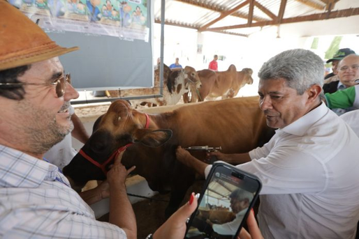 Em Irec, exposio agropecuria e vacinao contra febre aftosa so destaque durante visita do governador