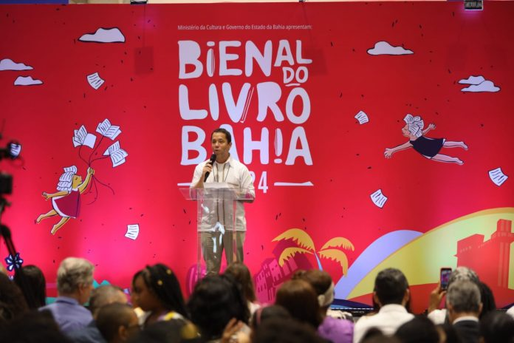 Primeiro dia da Bienal do Livro Bahia promove encontro de estudantes da rede estadual com escritor premiado Itamar Vieira Jnior